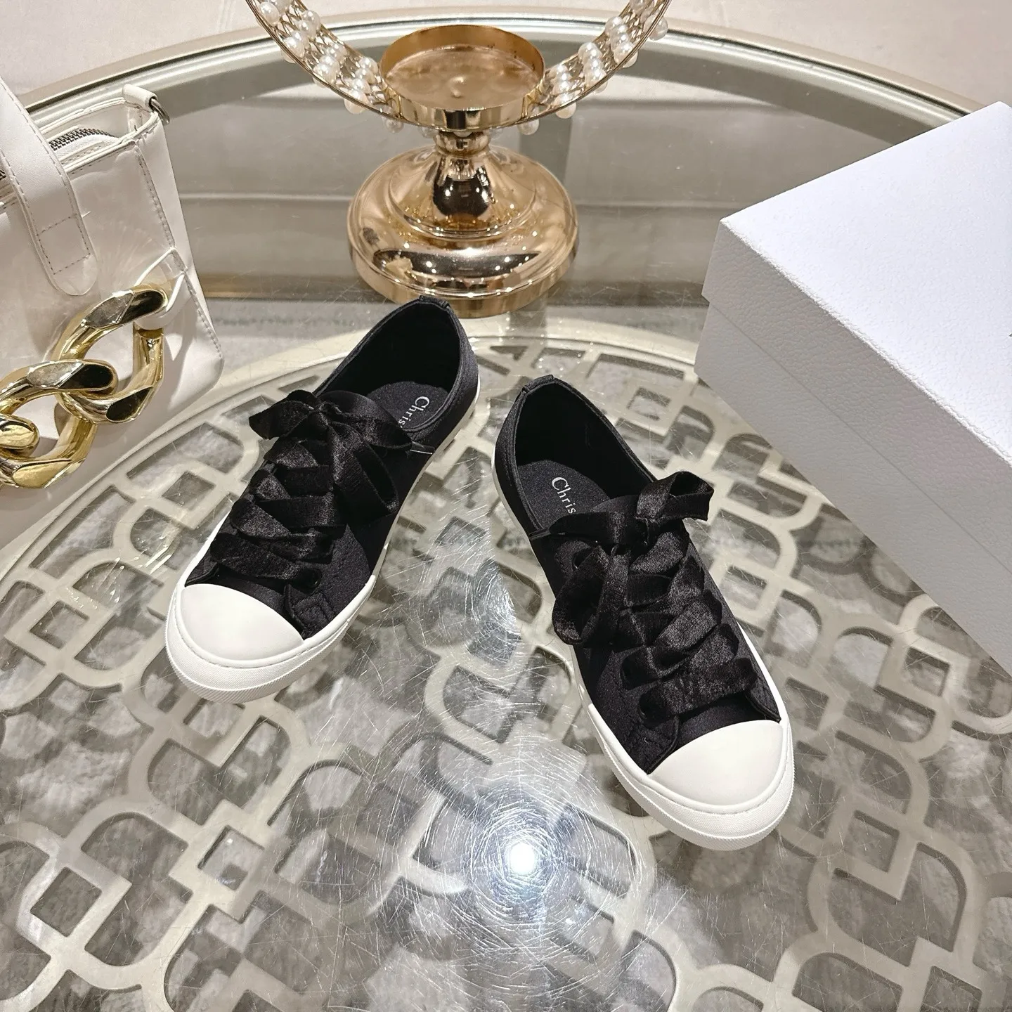 👟👟Ex-factory price 520👟👟 DIOR Dior's 2025 latest lucky satin casual shoes thin-soled shoes. Many celebrity Internet celebrities planted Chanristian Dior logo buckles. The designer really understands the needs of girls in summer. This new product Lucky thin-soled shoes are as cute as her name. The thin sole + shallow mouth design makes the whole pair of shoes very light and easy to wear. Fabric: Satin with wide satin laces of the same color. They are so beautiful that they are speechless in the sun. The soft shoe body looks like stepping on clouds with socks and culottes. It is windy and lazy when walking. It gives you the "effortless" elegance when you take a shot. Outsole: Original molded TPU outsole Size: 35-41 (41 is custom-made and cannot be returned or exchanged)